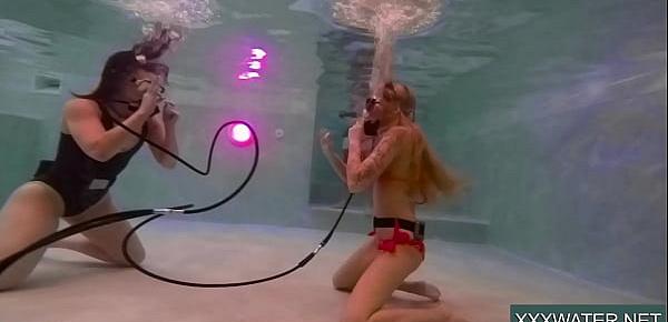 trendsJane and Minnie Manga swim naked in the pool